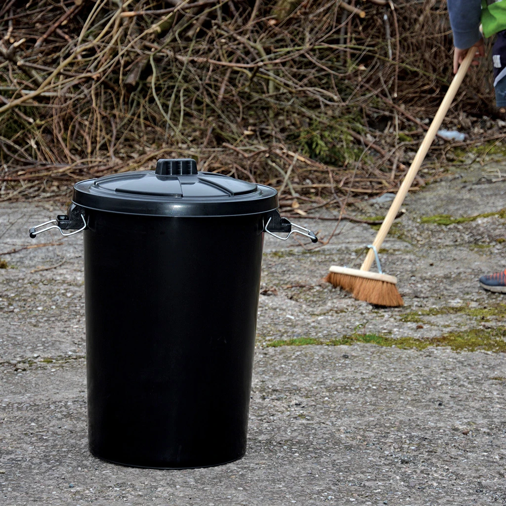 JanSan Polypropolene Dustbin 90L with Lid Black